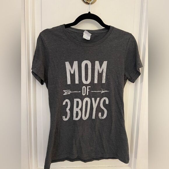 Mom of 3 Boys t-shirt in small - Picture 4 of 4